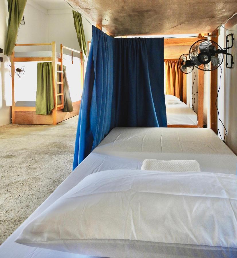 Three Little Birds Surf Hostel General Luna  Buitenkant foto